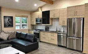 New Contemporary Guest House In Studio City Hills
